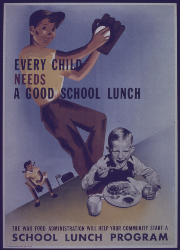 Plakat, das zwei Kinder an einem Tisch mit Essen, einem Glas und anderen Gegenständen zeigt, mit der Aufschrift "Jedes Kind braucht ein gutes Schulessen."