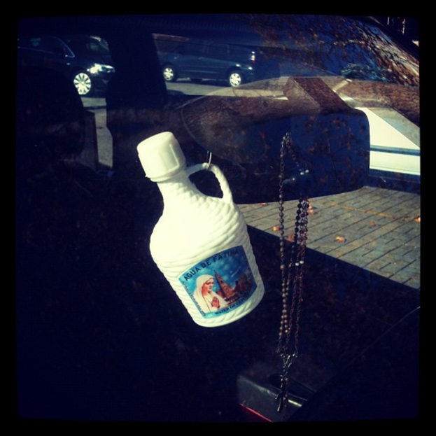 Ein Auto steht mit einer Kette und einer Flasche in der Nähe auf der Straße geparkt.