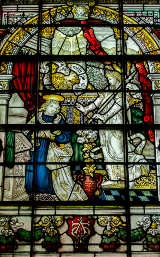 Eine Gruppe von Menschen, die zusammen in der Mitte des Bildes stehen.