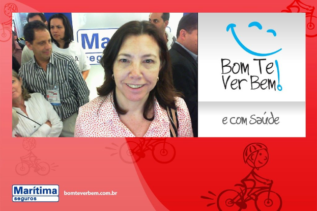 Eine lachende Frau im Vordergrund, Menschen im Hintergrund, Text und ein Cartoon-Emoji oben rechts und eine Cartoon-Person, die unten fährt.