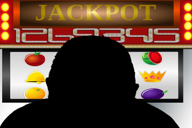 Ein Mann spielt an einem Automaten mit der Aufschrift "Jackpot", umgeben von einer Tafel mit Text und Obstbildern, was auf ein Online-Casinospiel hinweist.