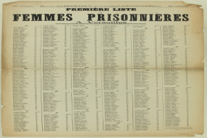 Gelbliches altes Buchseite mit einer Liste von Frauenhäftlingsnamen in zwei Spalten, geschrieben in schwarzer Tinte.