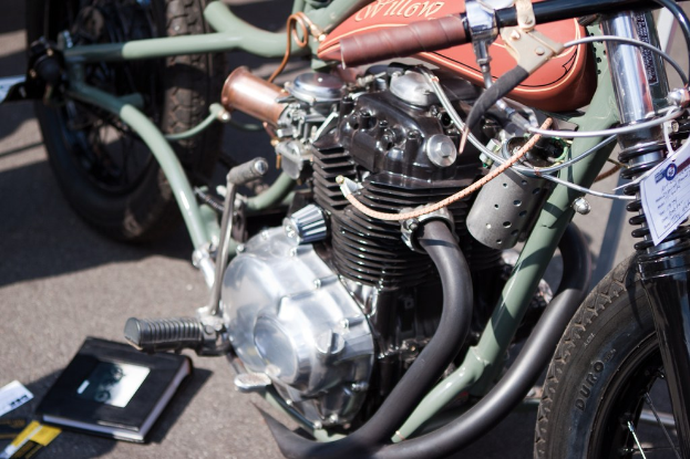 Motorräder und ein Buch auf einer Oberfläche.