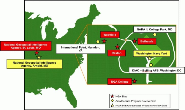 Eine Karte der Vereinigten Staaten, die Standorte der National Geospatial Intelligence Agency mit fetter Schrift, Flüssen, Bergen und Städten zeigt.