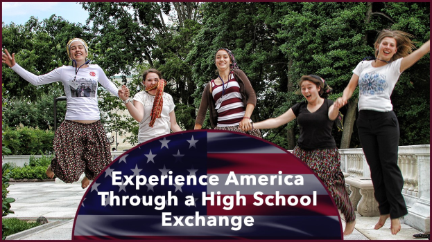 Gruppe von Frauen, die im Freien springen und lächlen, umgeben von Grün unter einem klaren blauen Himmel, mit Text unten: "Erlebe Amerika durch einen High School-Austausch."