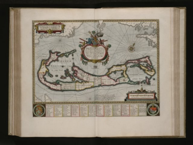 Ein aufgeschlagenes Buch mit einer Karte der Britischen Jungferninseln in der Mitte, umgeben von Text und Bildern, vor einem dunklen Hintergrund.