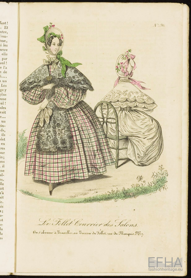 Ein aufgeschlagenes Buch mit dem Titel "Le Follet Courrier des Salons" und einer Illustration einer Frau in einem karierten Kleid und eines Mannes mit Hut in einer Salonumgebung, begleitet von Text.