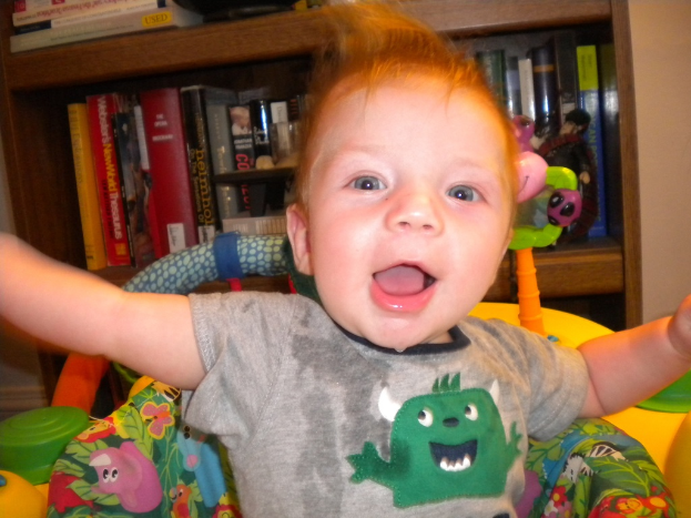 Ein Kind sitzt auf einem Stuhl vor einem teilweise sichtbaren Bücherregal an einer abgeschnittenen Wand.