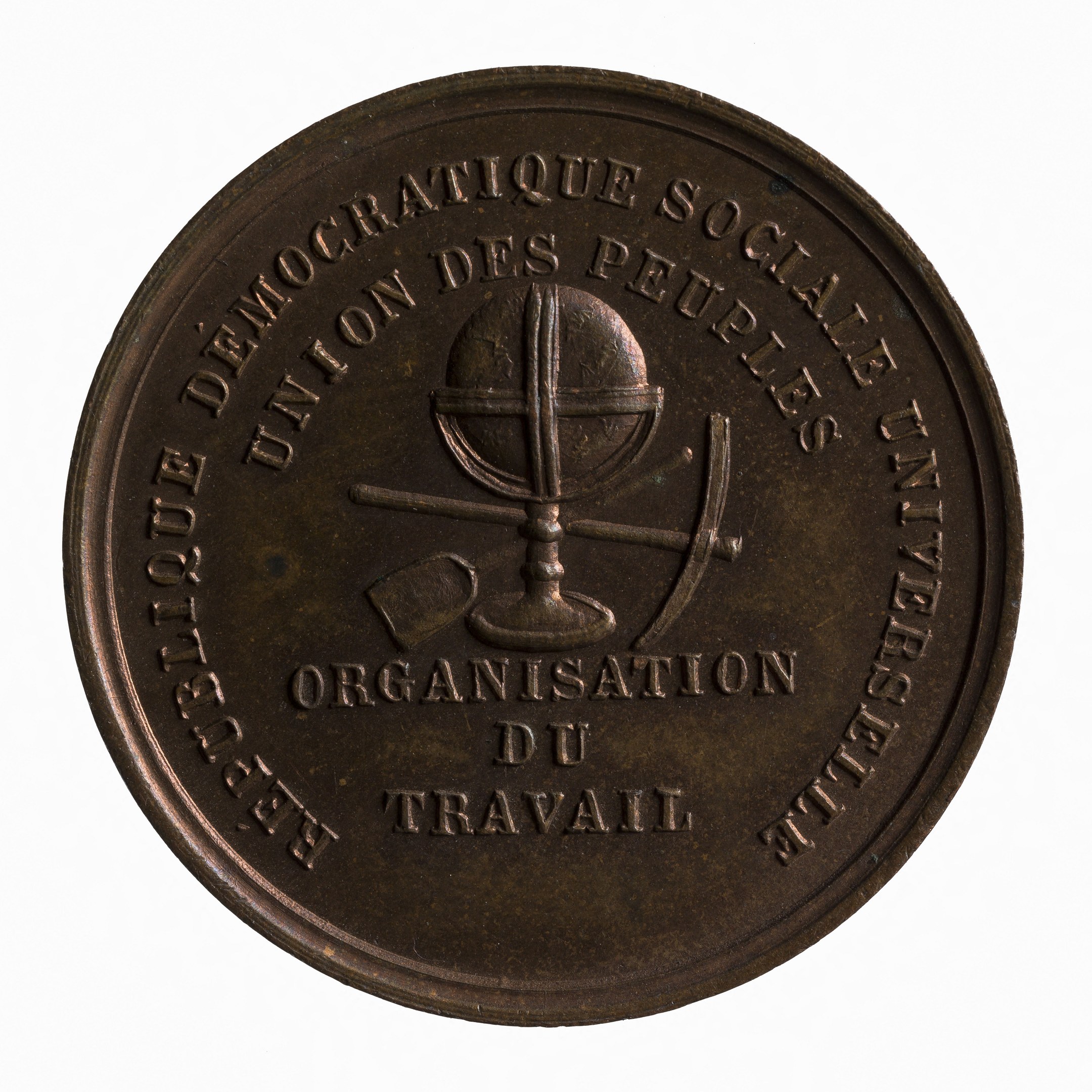 Bronzene Medaille mit 'Organisation du Travail' darauf gegen einen weißen Hintergrund.