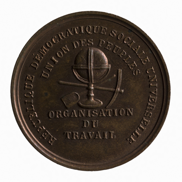 Bronzene Medaille mit 'Organisation du Travail' darauf gegen einen weißen Hintergrund.