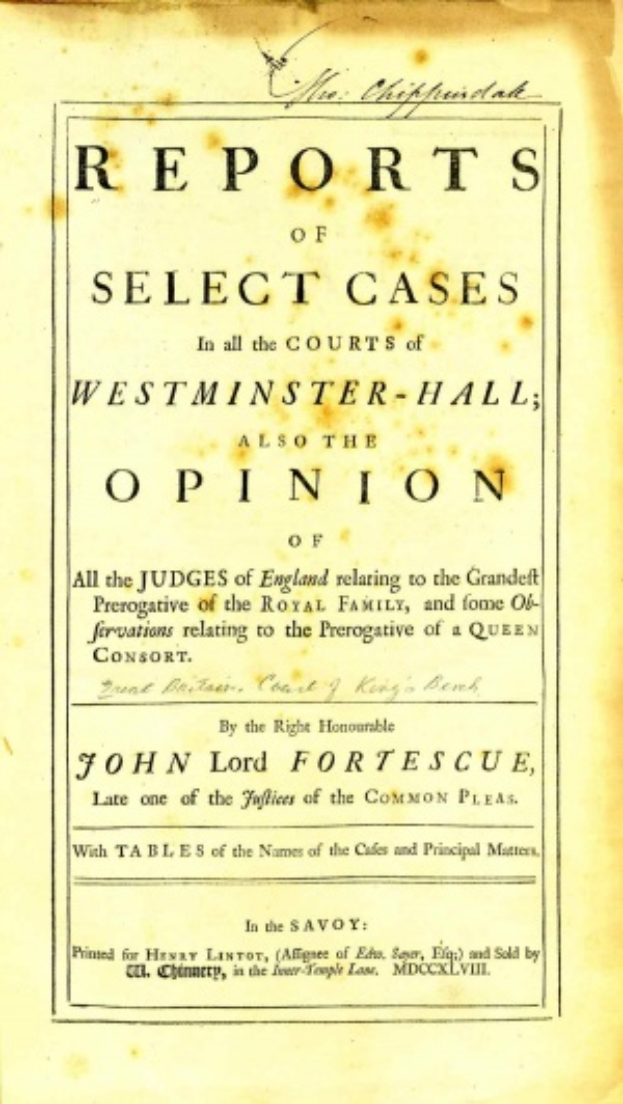 Ein altes Buch mit dem Titel "Berichte über ausgewählte Fälle in den Gerichten von Westminster-Hall sowie die Meinung von John Lord Fortescue" ist geöffnet und zeigt eine Seite mit schwarzem Text.