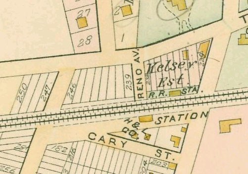 Alte Stadtkarte mit zahlreichen Gebäuden, nummerierten Grundstücken und Text, der als 'Land zur Verfügung' am unteren Rand bezeichnet ist.