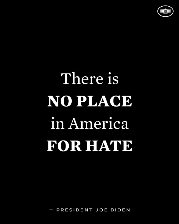 Ein schwarzer Hintergrund mit fetter weißer Schrift, die den Satz 'Es gibt keinen Platz in Amerika für Hass' zeigt.