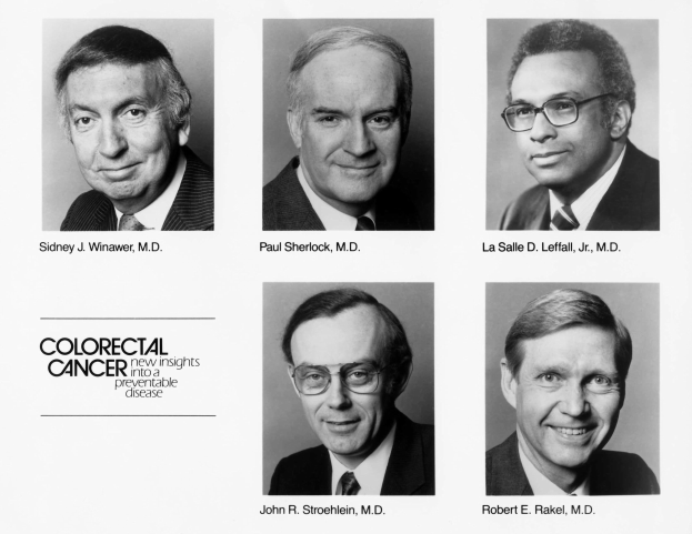 Schwarzes und weißes Foto von sechs Männern in Anzügen und Krawatten, jeder trägt eine Brille, mit dem Text "Darmkrebs: Neue Erkenntnisse über eine verhütbare Krankheit" darunter.