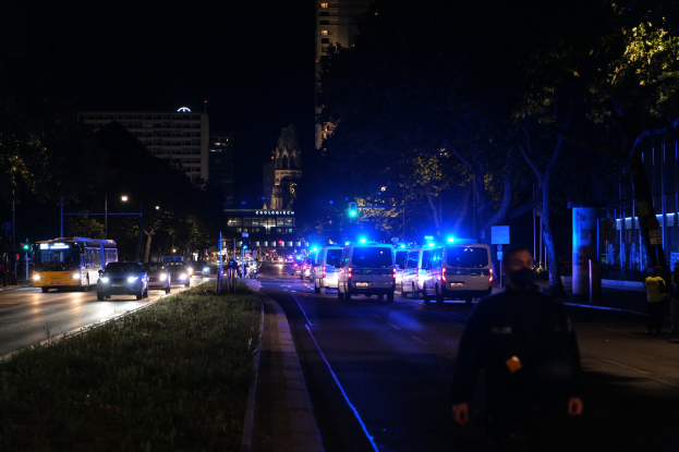 19-Jähriger verletzt zwei Männer im Stadtzentrum und greift Polizisten an