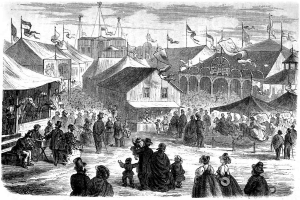 Eine Schwarz-Weiß-Zeichnung eines pulsierenden viktorianischen Volksfestes in London, England, mit einer Menge Menschen, Zelten, Gebäuden, Fahnen und Polen unter einem Himmel.