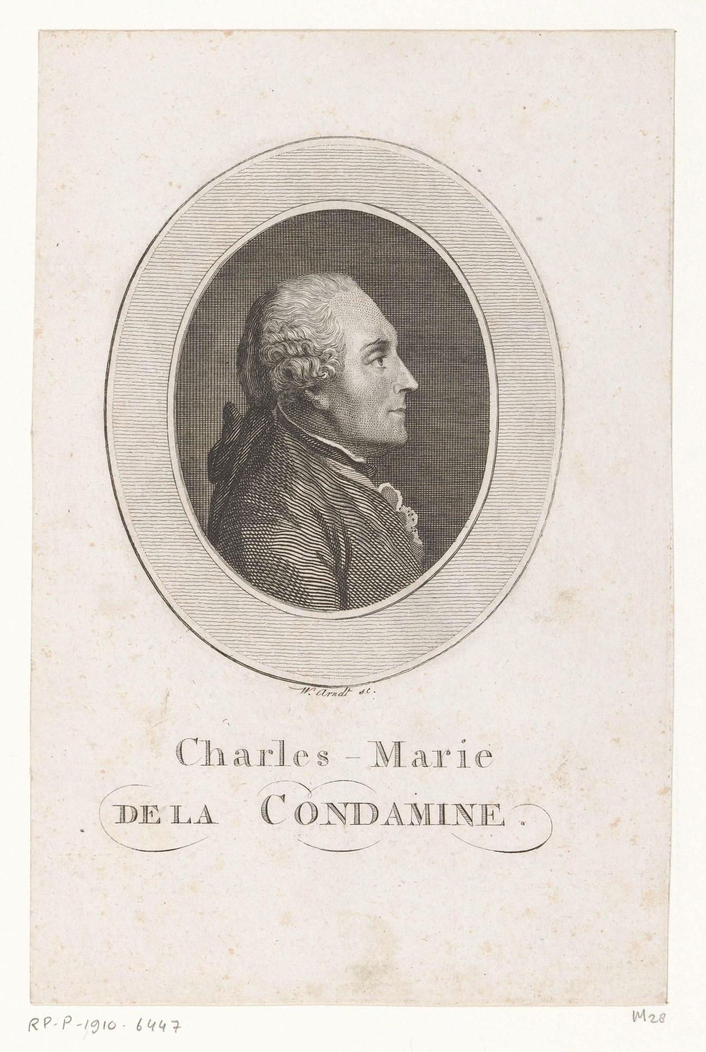Porträt von Charles Marie de la Condamine, einem französischen Komponisten, in einem weißen Hemd und einer schwarzen Fliege mit ernstem Gesichtsausdruck, der Hände zusammenlegt und in die Ferne schaut.