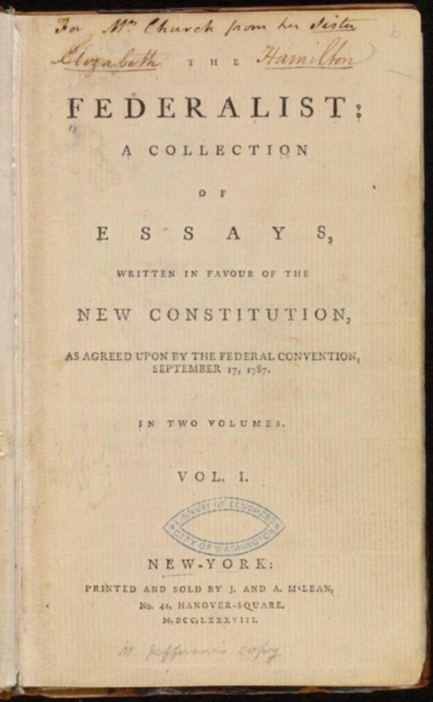 Offenes Buch mit dem Titel "Federalist: Eine Sammlung von Essays zugunsten der neuen Verfassung..." auf schwarzem Hintergrund.