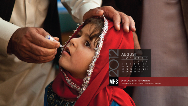 Eine Gruppe von Menschen, die mit einer Person stehen, die eine Impfstoffflasche hält, ein Kalender und im Bild sichtbarer Text.