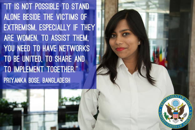 Frau in weißem Hemd vor einem Gebäude mit einem Zitat zum Thema Unterstützung von Opfern von Extremismus, mit einem Logo in der rechten unteren Ecke.