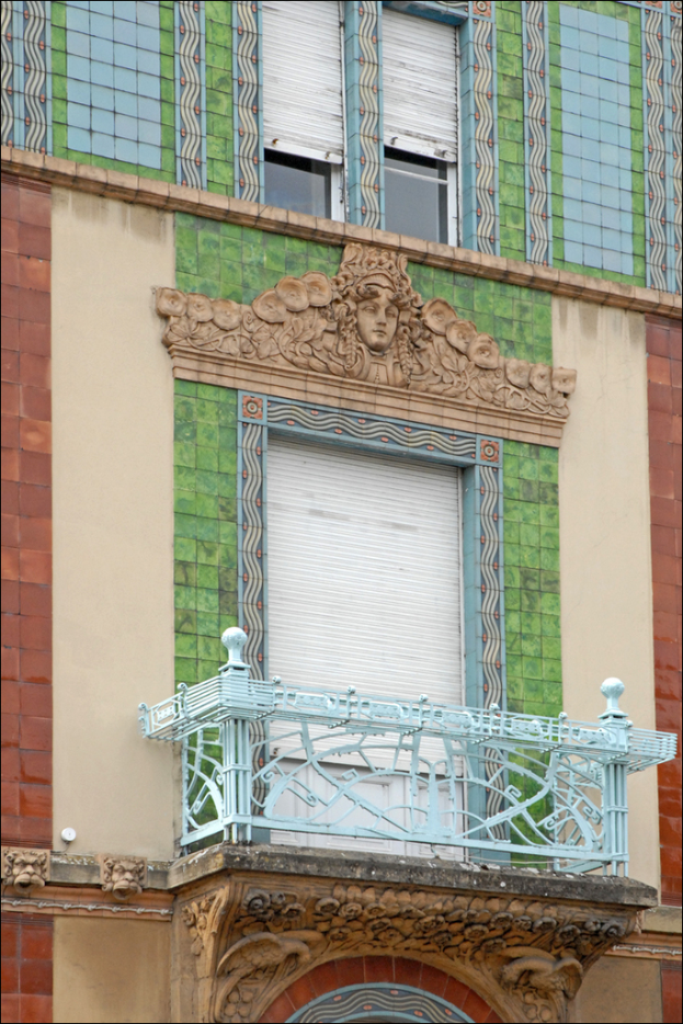 Eine an einer Wand angebrachte Unterkunft mit zwei Fenstern und einem Rollladen oben sowie einem Gebäude auf der rechten Seite.