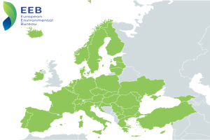 Karte von Europa mit dem Logo des Europäischen Umweltbüros in der linken oberen Ecke, die in verschiedenen Grüntönen schattiert ist, um die EU-Regionen anzuzeigen.