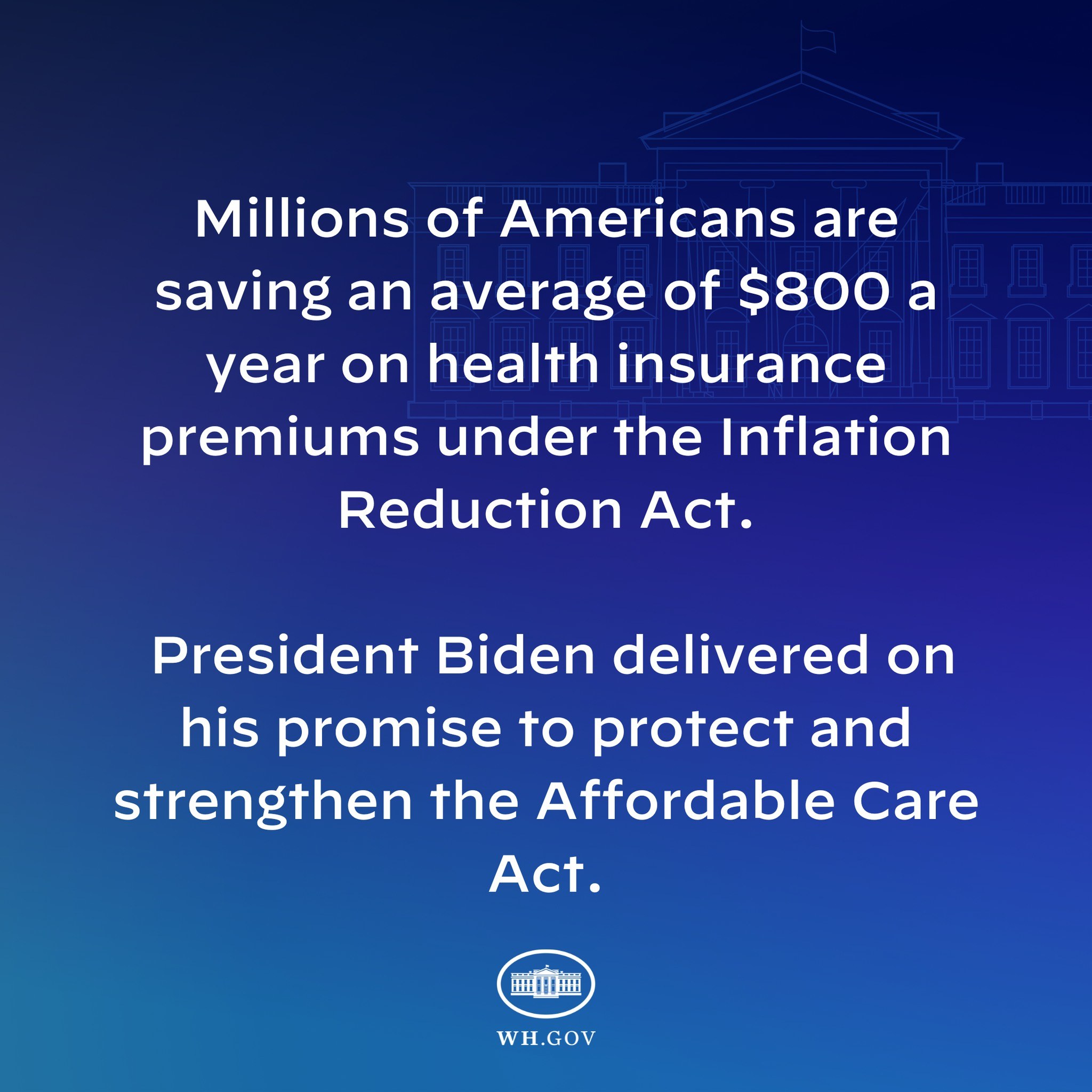 Blauer Hintergrund mit weißer Schrift, die besagt "Millionen von Amerikanern sparen durchschnittlich 800 USD im Jahr auf ihre Krankenversicherungsprämien unter dem Inflation Reduction Act" und ein Logo in der Mitte.