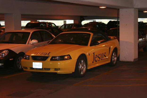 Ein Parkplatz mit zahlreichen Autos vor einem Gebäude