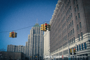 Mehrere Verkehrssignale auf Masten vor Gebäuden angebracht.