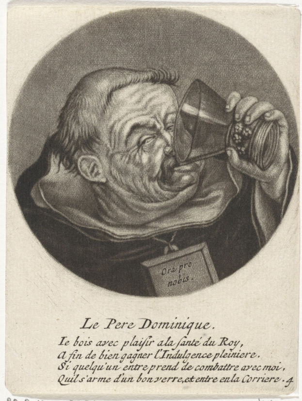 Ein älterer Mann mit kurzen dunklen Haaren, der einfache Kleidung trägt, trinkt aus einem Glas in seiner rechten Hand, die Augen geschlossen und der Mund leicht geöffnet.