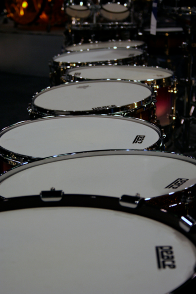 Eine Vielfalt von Drogen Ã¼ber den Boden verstreut.