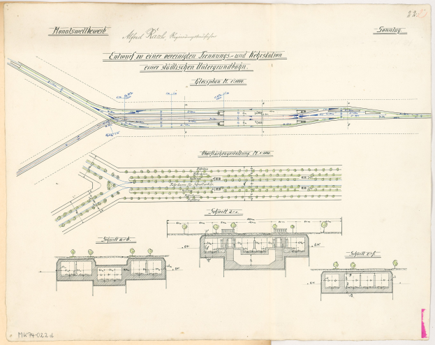 Ein altes Buch mit einer detaillierten Zeichnung eines Bahnhofs, einschließlich Gleise, Bahnsteige und anderen Einrichtungen, sowie begleitendem Text zur Beschreibung des Bahnhofgeländes.