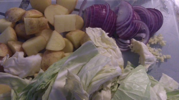 Ein Haufen Zwiebeln, Kartoffeln und Kohls.