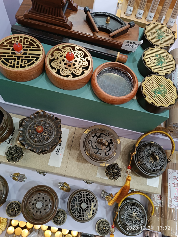 Ein Tisch mit verschiedenen chinesischen Räucherstäbchen, Schachteln und Papieren, wahrscheinlich für ein chinesisches Neujahrsfest arrangiert.