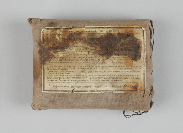 Kleiner Verbandkastenbeutel mit einem informativen Blatt obenauf.