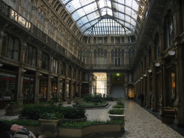 Ein Gebäude mit elektrischem Licht, Polen, Namensschildern und Topfpflanzen.