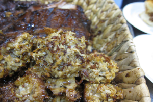 Eine Schüssel mit Essen und zwei Tellern rechts daneben.