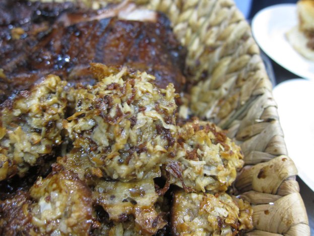 Eine Schüssel mit Essen und zwei Tellern rechts daneben.