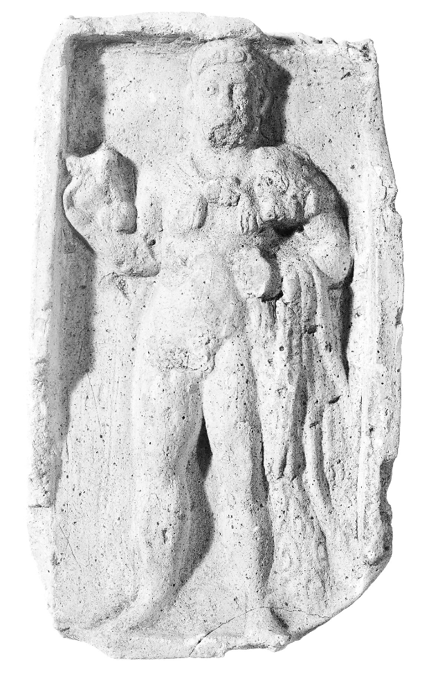 Schwarzes und weißes Steinrelief eines Mannes mit strenger Miene, der ein Kind hält, das ihn zufrieden ansieht, vor einem weißen Hintergrund.