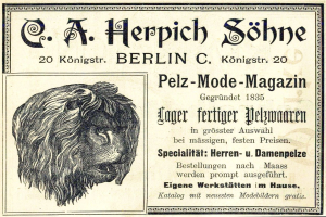 Alte Werbetafel mit einem Löwenkopf mit wildem Ausdruck und wallender Mähne, mittig mit dem Text 'Löwe'.