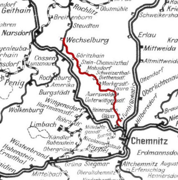 Eine Schwarz-Weiß-Karte einer Stadt mit einer roten Linie, die die Route der Wechselburg und Chemnitz Eisenbahn anzeigt.
