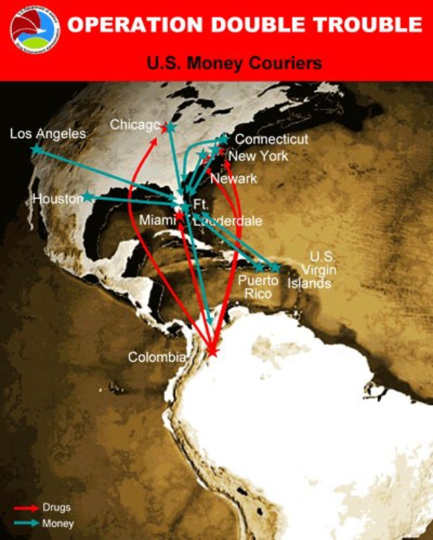 Plakat mit der Aufschrift "Operation Double Trouble: US-Geldkurier" mit einer Karte der USA, die in zwei Abschnitte unterteilt ist, wobei der obere Abschnitt die Route der US-Geldkurier und der untere Abschnitt eine Karte mit den Standorten der Geldträger zeigt, mit fetter schwarzer Schrift in einem weißen Rand.