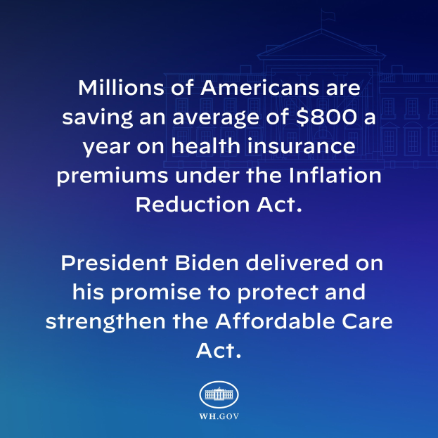 Blauer Hintergrund mit weißer Schrift, die besagt "Millionen von Amerikanern sparen durchschnittlich 800 USD im Jahr bei den Krankenversicherungsprämien thanks to the Inflation Reduction Act" und ein Logo in der Mitte.