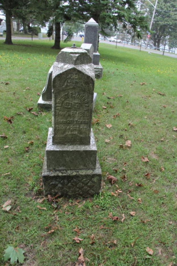 Gesteine verlegt, Blätter gehäckselt, Bäume, Pfähle und Kraftfahrzeuge.