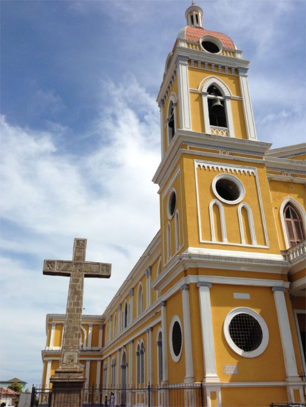 Eine Kirche mit einem Eisengitter unten und dem Himmel oben.