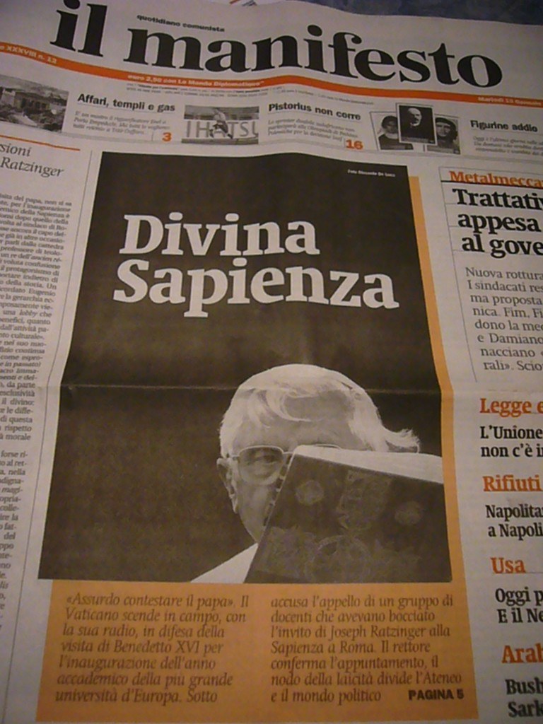 Eine Zeitung mit Text in der Mitte des Bildes.