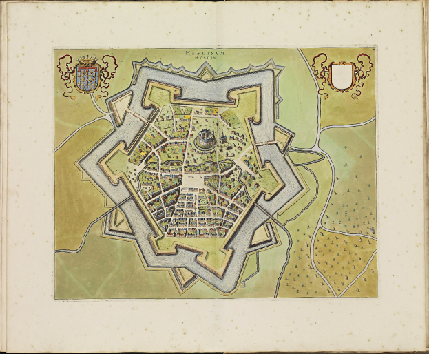 Offenes Buch mit detaillierter Karte von Heidelberg, Deutschland, mit sichtbaren Straßen, Gebäuden und Sehenswürdigkeiten sowie begleitendem Text.