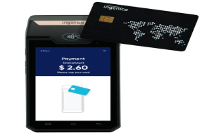Mobiltelefon mit einer Ingenico-Mobilzahlungsschnittstelle neben einer Kreditkarte.
