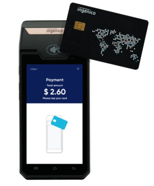 Mobiltelefon mit einer Ingenico-Mobilzahlungsschnittstelle neben einer Kreditkarte.