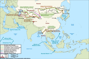 Eine detaillierte Weltkarten-Poster, die geplante Öl- und Gasrohrleitungen, wichtige Städte und Gewässer zeigt, mit begleitendem Text, der die Zwecke und Vorschläge der Rohrleitungen beschreibt.